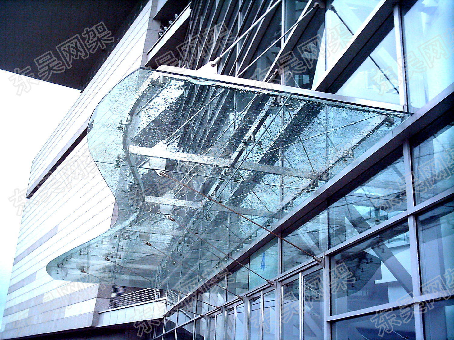 成都钢结构玻璃雨棚 点式钢化夹胶玻璃雨棚-阿里巴巴